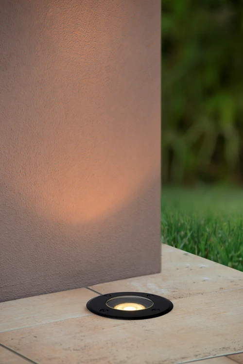 Lucide BILTIN - Deck light Indoor/Outdoor - Ø 10,8 cm - 1xGU10 - IP67 - Black - atmosphere 1